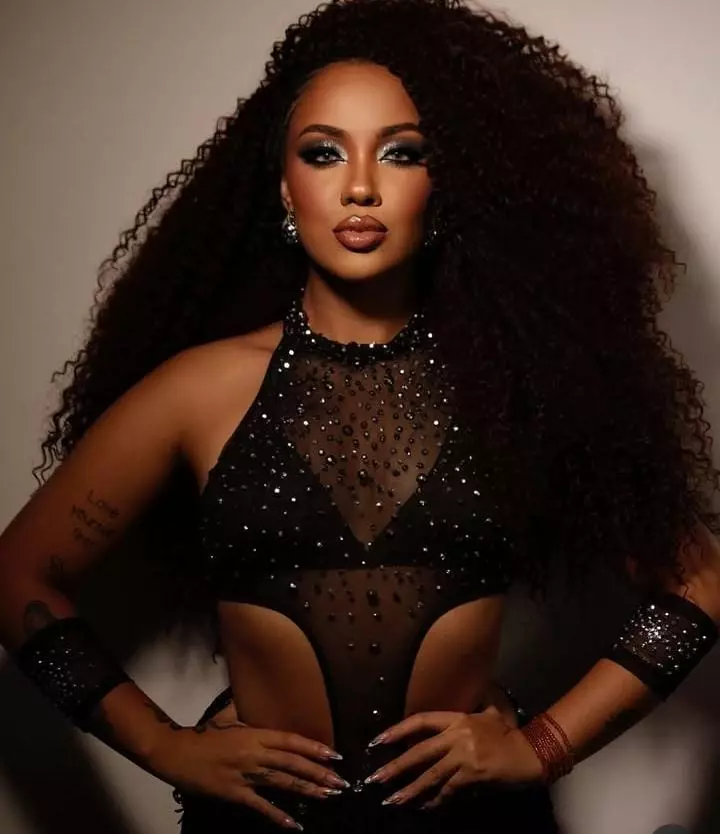 Modelo e Passista a 19 anos pelo Vai-Vai, Larissa mistura todos os temperos de uma mulher que ama o que faz e vibra com o sentimento quando está na sua escola de coração.